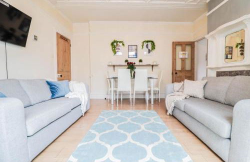 Spacious 4-Bed Home, Perfect Stay with Free WiFi - Foto 14