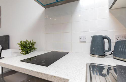 Findon- Stylish Suite 10mins close to Airport - Photo 10