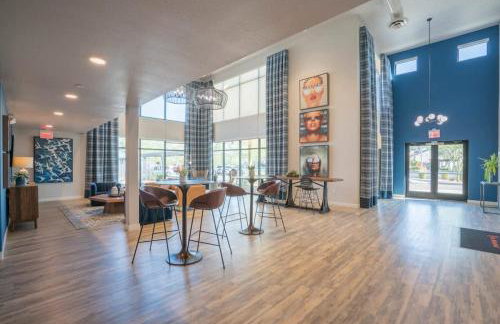 Posh 2BD - Gym, Pool, Parking, W-D - Sleeps 8 - Foto 18