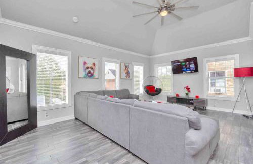 Prolific Red Luxe: Private Deck + Stylish Living - Photo 10