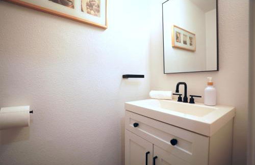 Stunning Waterfront 3BR Retreat - Perfect Getaway - Foto 12