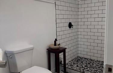 Stylish 1940s Home with Barn Guest House - Foto 12