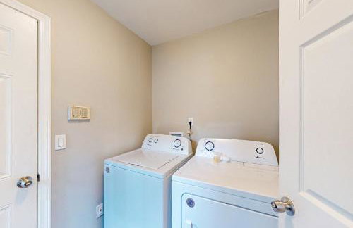 Cozy Spacious Home with Private Backyard and Patio, near shopping - Foto 21