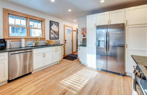 Spacious Arts Crafts Village Home Perfect Summer Base Near Trails Events - Foto 16
