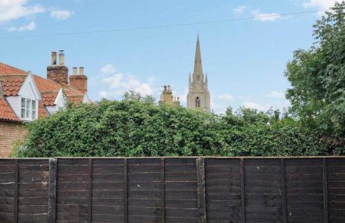 Charming 3-Bed Home in Quaint Lincolnshire Village - Photo 18