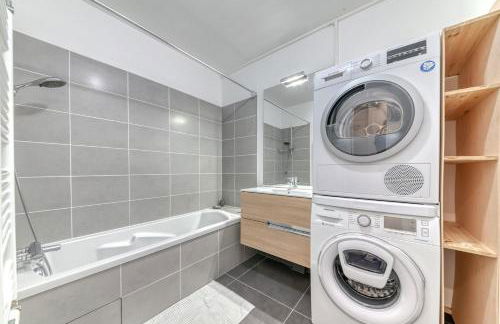 GuestReady - Chic Stay with Jacuzzi and Parking - Photo 23