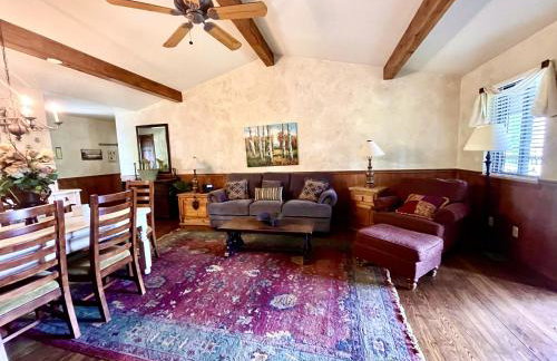 C8, Two bedroom, two bath log-sided, lake view luxury cottage with hot tub - Foto 2