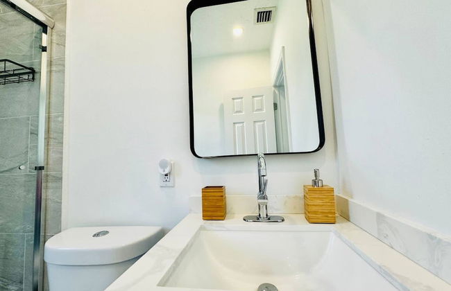 Modern 2-bedroom Retreat Near Beach Airport - Foto 7