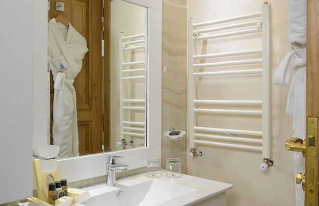 The Penthouse Suites Hotel - Photo 23