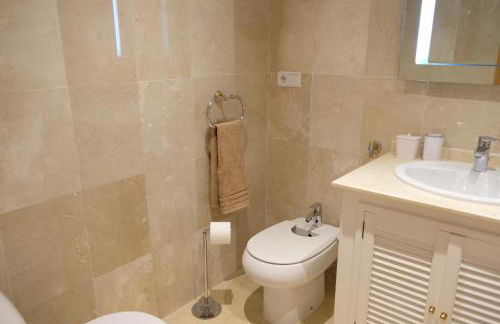 luxury modern apartment with terrace, pool and garage! - Photo 15