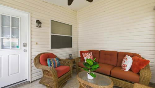 Cozy 2BR Mins to Lake Sumter Landing and Brownwood Paddock Square with BBQ, Workspace, Murphy Bed - Foto 3