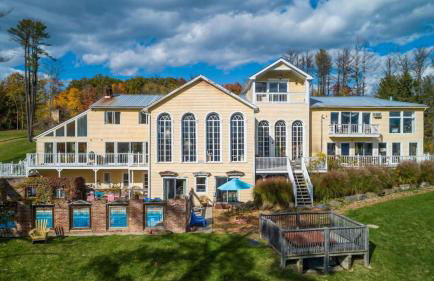 Historic & Secluded Estate on the Hudson River w/ Pool Sleeps 24 River House by Avantstay - Foto 95