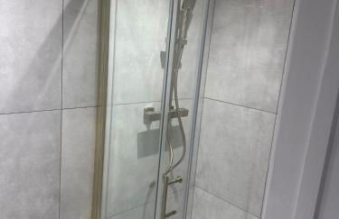 Exclusive, newly built detached garden studio, private and self-contained, within family home grounds - Foto 8