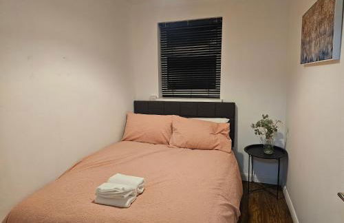 Stylish & Cosy Home in Bridgend with free parking - Photo 30