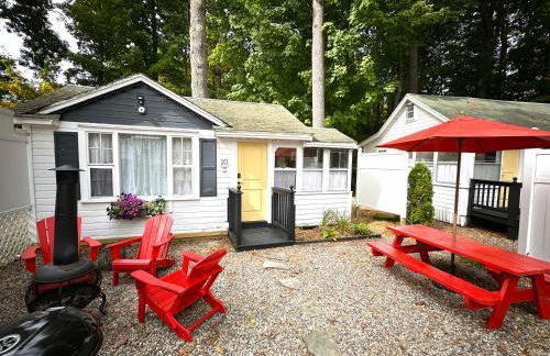 Cottage 10 - King Bed Child Loft w Twin Private Bath Kitchenette Pets Allowed Fee applies - Photo 2