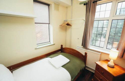 Huge 4 Bed Family Home in Derbyshire with Parking - Foto 19