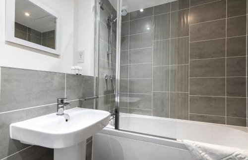 2-Bed Home in Quiet Neighborhood with Parking & Wifi - Foto 5