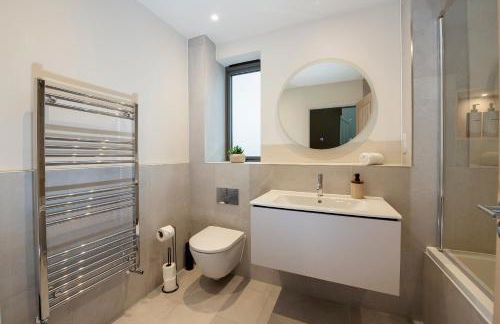 Spacious 5BR Home Near New Forest & Coast - Parking - Sleeps 10 - Photo 41