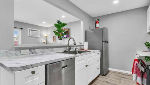 Spacious 2BR Condo close to Restaurants and Nightlife with WiFi - Foto 3