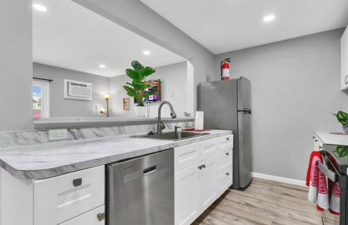 Spacious 2BR Condo close to Restaurants and Nightlife with WiFi - Foto 3