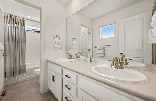 New Build W/ Great Backyard & Lake Access! - Foto 22