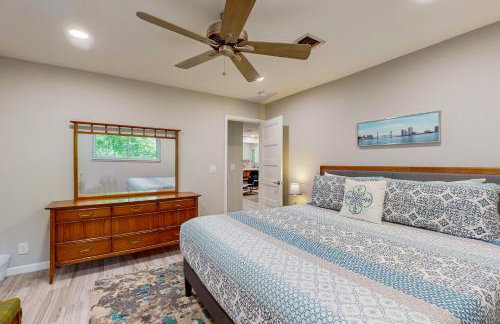 Updated house with enclosed yard, patio, central AC, & washer/dryer - Foto 14