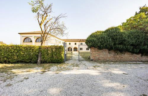 Beautiful Villa With Garden and Private Parking! - Foto 37