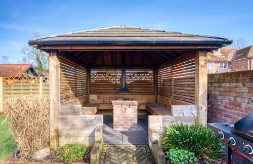 The Oaks Barn - A Countryside Luxury Rural Escape with Hot tub & Fire Pit! Tranquil Group Retreat - Sleeps 8, Pet Friendly & Off road Parking - By Blue Puffin Stays - Photo 47