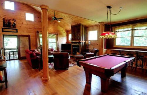 Water's Edge, Covered Porch, Deep Creek as your Backyard Haven, Hot Tub, Pool Table, Fire Pit, Close to Town & Entrance to National Park - Foto 74