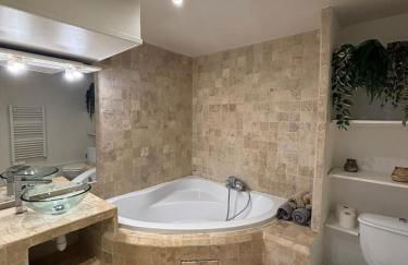 Grand F1 Centre Historique Ecusson 10Min Comédie - Foto 3