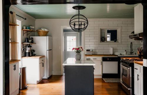 Charming Cabin with Hot Tub & Fire Pit - Foto 13