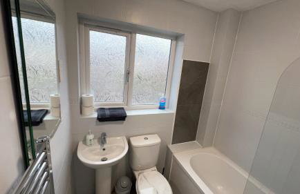 Cosy 4 bedroom holiday let Stevenage 22mins from London on the train - Foto 31