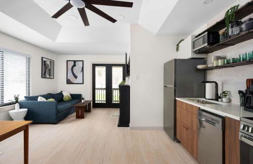 Luxury Zilker Home Pool Hot Tub and 2 Kitchens - Photo 52