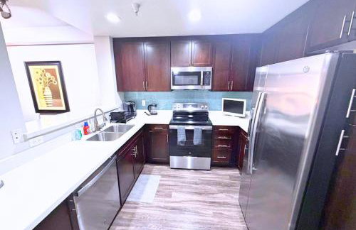 Stylish 2 Bed 2.5 Bath Condo Near Beverly Hills. - Photo 13