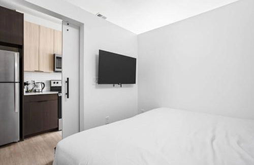 Downtown Contemporary High-Rise with Pool & Gym - Foto 12