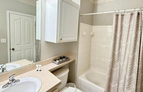 2BR2BA Getaway 7 Miles from Orlando Parks - Foto 6