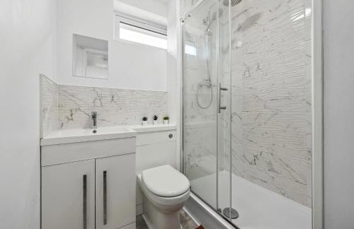 Modern 3BR, Sleeps 6, Great for groups, free parking, fast WiFi - Foto 17