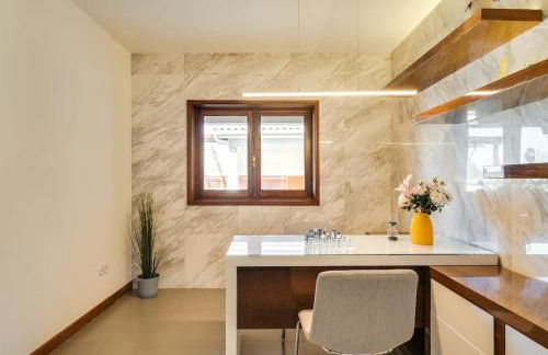 Beach Villa with Jacuzzi & Garage by HostWise - Foto 35