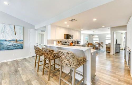 Waterfront Home with Deck and Pool in City-by-the-Sea - Foto 8