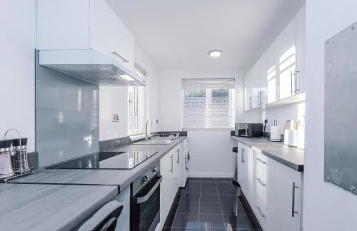 BIG House for Business Stays in Barnsley with 6-bedrooms & 8 Beds by PureStay - Foto 30