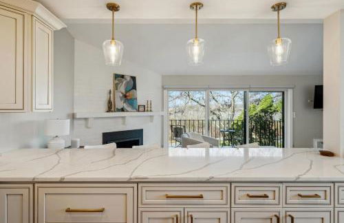 Elegant 4-Season Lake Geneva Condo with Fireplace! - Foto 15