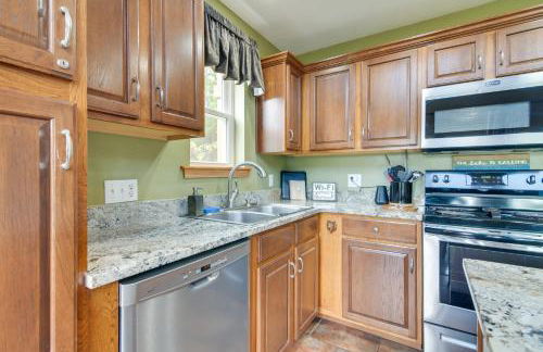 Hot Tub and Fire Pit! Lake-View Home in Blue Eye - Foto 13