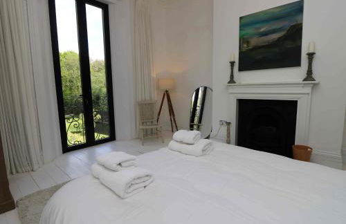 Perfect Retreat in Luxury & Historical Manor House - Photo 33