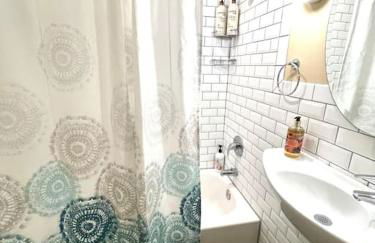 Beach gem! Hot Tub/EV/2bd/3.7mi beach/.5mi outlets - Foto 25