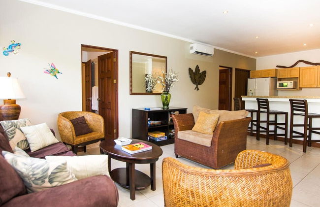 Beautiful Condo in Peaceful Cliffside Location with a Private Balcony & Stunning Ocean and Mountain Views - Foto 12