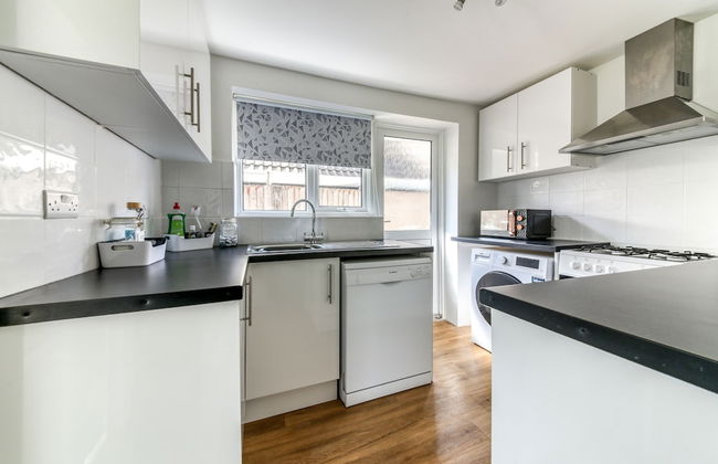 Contemporary 4 Bedroom Detached House With Parking and City Links - Foto 22