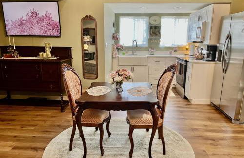 The Rose Cottage at The Carriage House - Photo 9