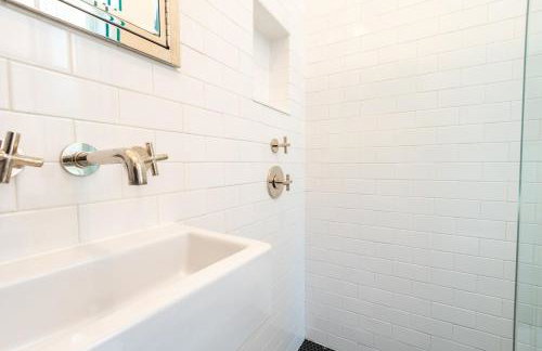 E10-2 Designer East Village Townhouse 1BR W D - Foto 32