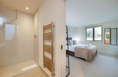 Spacious 5BR Home Near New Forest & Coast - Parking - Sleeps 10 - Photo 36