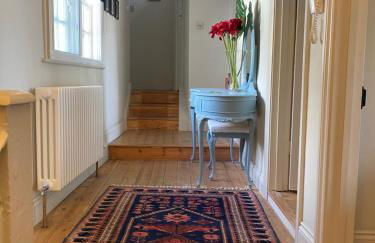 Duke of Monmouth penthouse luxury apartment Lyme Regis 3 bedroom parking Hot tub Garden dog friendly - Photo 13